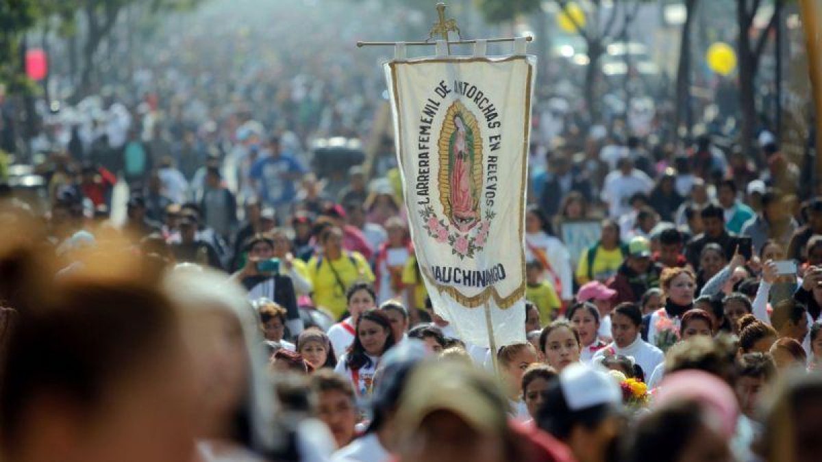 Cientos de personas llegan a las inmediaciones de la Basilica de Santa Maria de Guadalupe en Ciudad de Mexico Mexico.-EFE