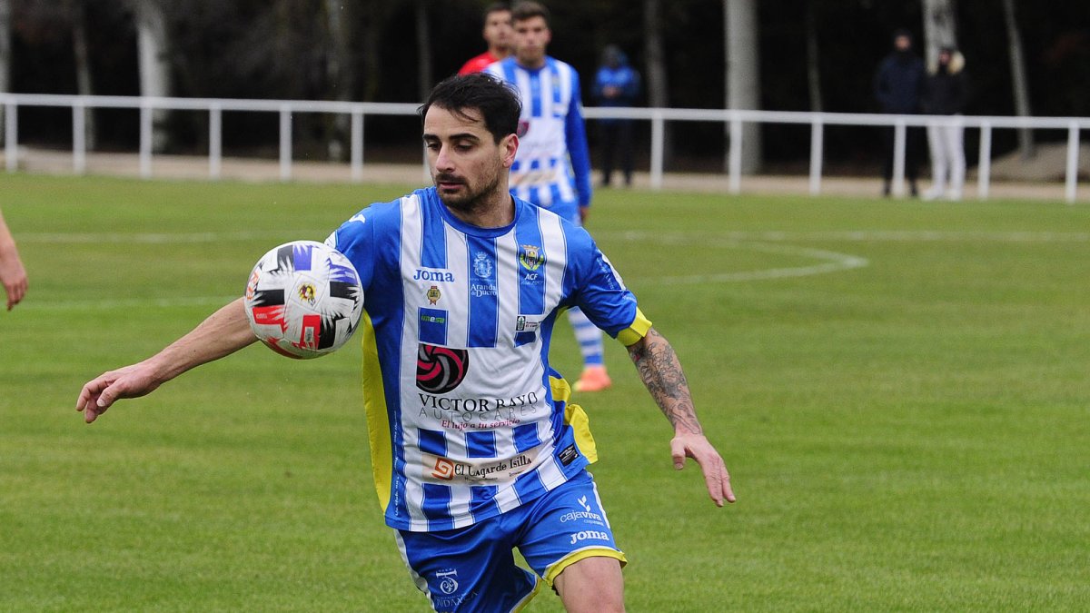 El capitán de la Arandina CF, Zazu, en Pallafría. ISRAEL L. MURILLO