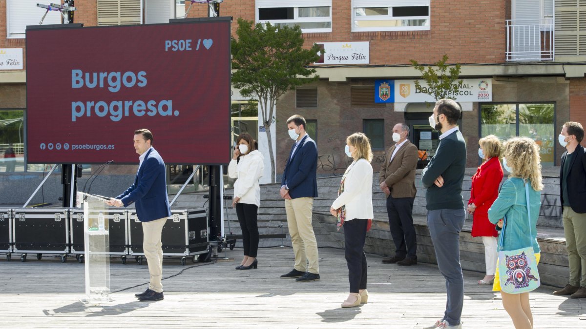 Daniel de la Rosa, junto al resto de ediles del grupo socialista, esta mañana en el parque Félix Rodríguez de la Fuente. / ISRAEL L. MURILLO