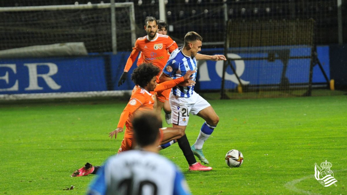 Pineda intenta evitar el avance de un rival. REAL SOCIEDAD