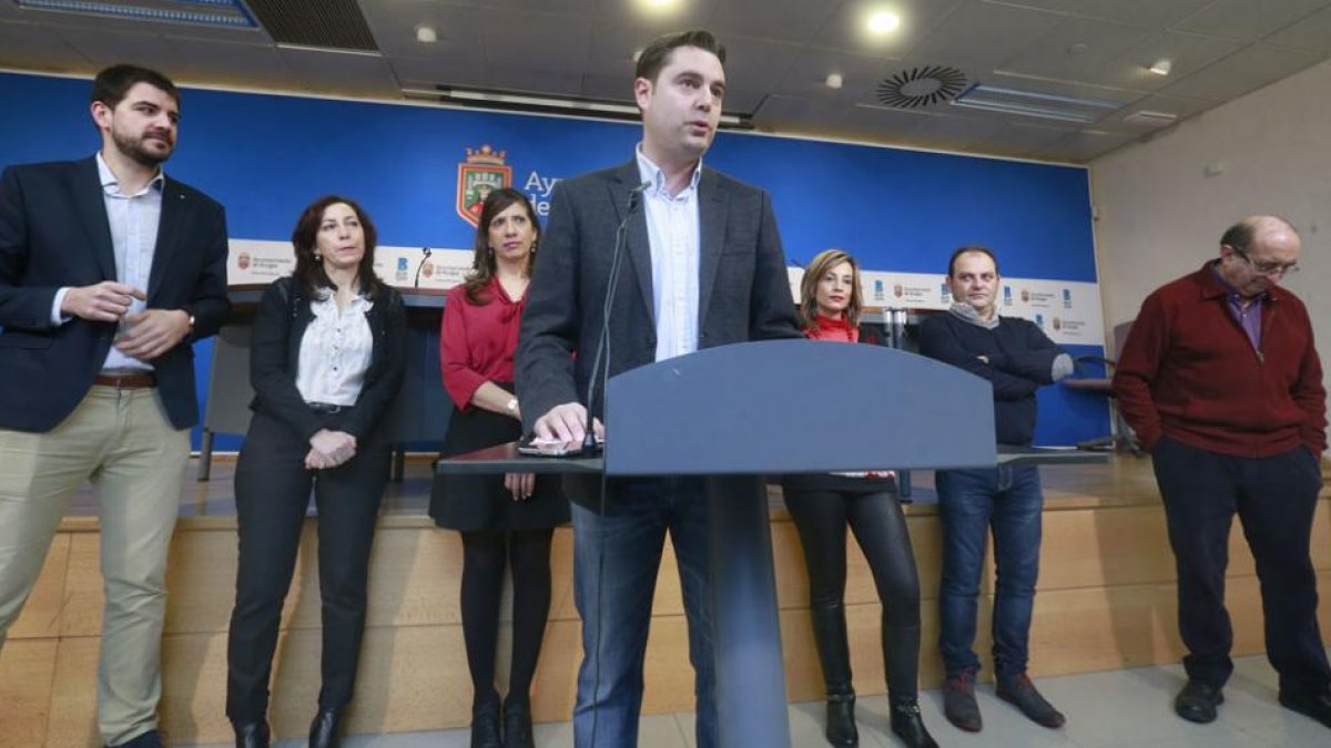 Los concejales socialistas arroparon a su portavoz durante la intervención de ayer.-RAÚL G. OCHOA