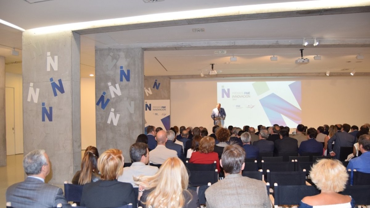 El público escucha la intervención del presidente de FAE, Miguel Ángel Benavente, en una entrega de premios anterior. ECB