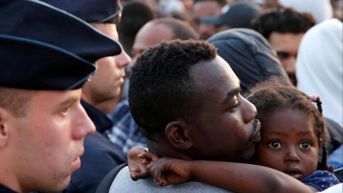 La policía francesa desaloja a unos inmigrantes de la calle en Porte de la Chapelle, en el norte de París, en julio del 2017.-/ REUTERS / PASCAL ROSSIGNOL