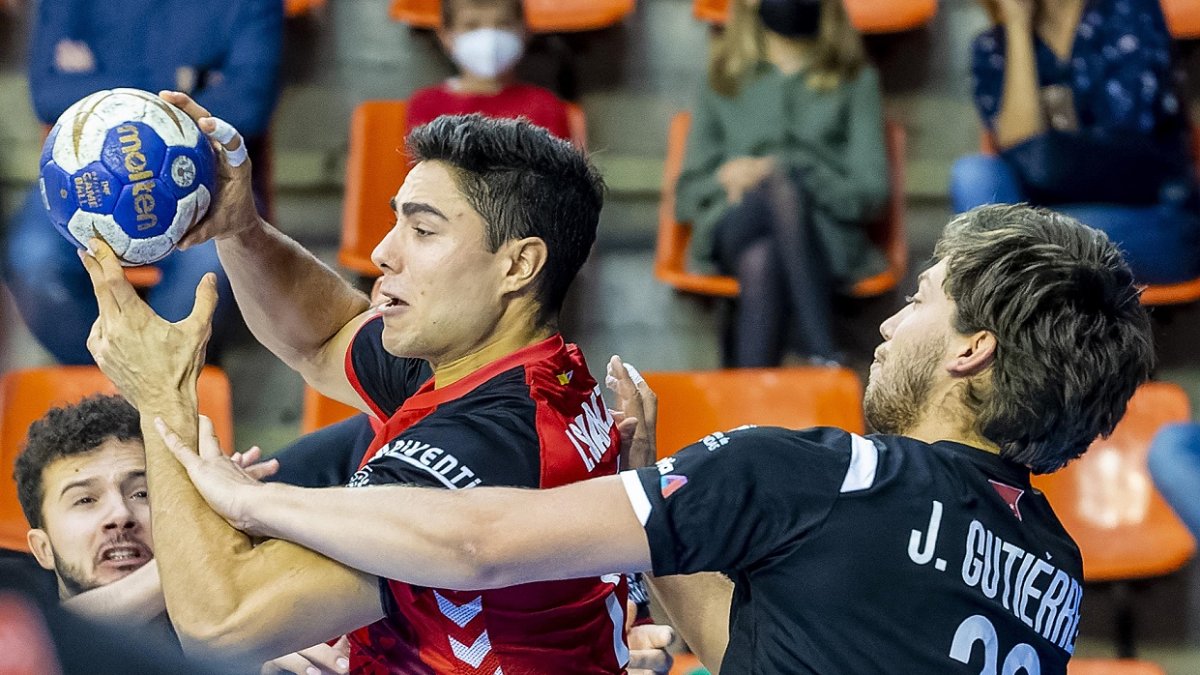 Ignacio Suárez, jugador del UBU San Pablo, durante un partido. SANTI OTERO