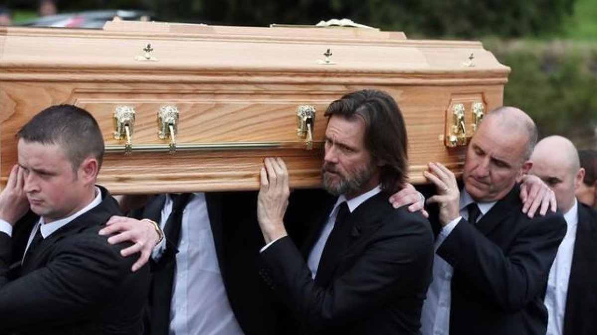 Jim Carrey (con barba), portando el féretro de su exnovia.-AP / NIALL CARSON