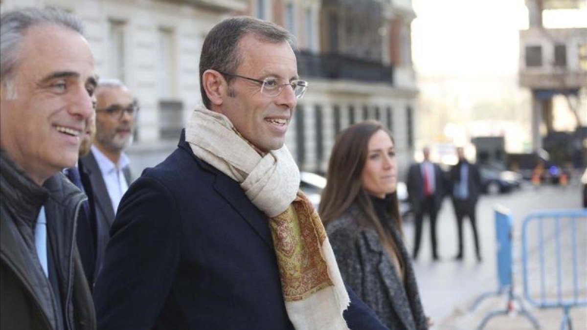 Sandro Rosell, junto a su mujer, a su llegada a la Audiencia Nacional.-DAVID CASTRO