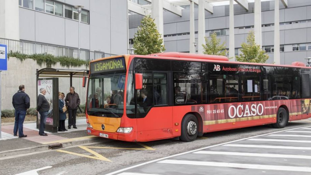 Imagen de la parada que se acondicionó, tras una temporada de obras, para los buses municipales.-SANTI OTERO