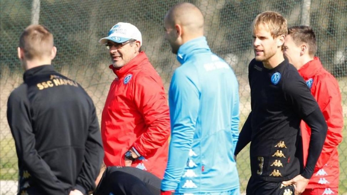 El técnico del Nápoles, Maurizio Sarri, segundo por la izquierda, junto a algunos de sus jugadores en el entrenamieno del equipo italiano este martes antes de viajar a Madrid.-AFP