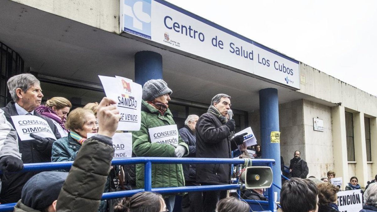 Una protesta vecinal, a las puertas del centro de salud de Los Cubos.