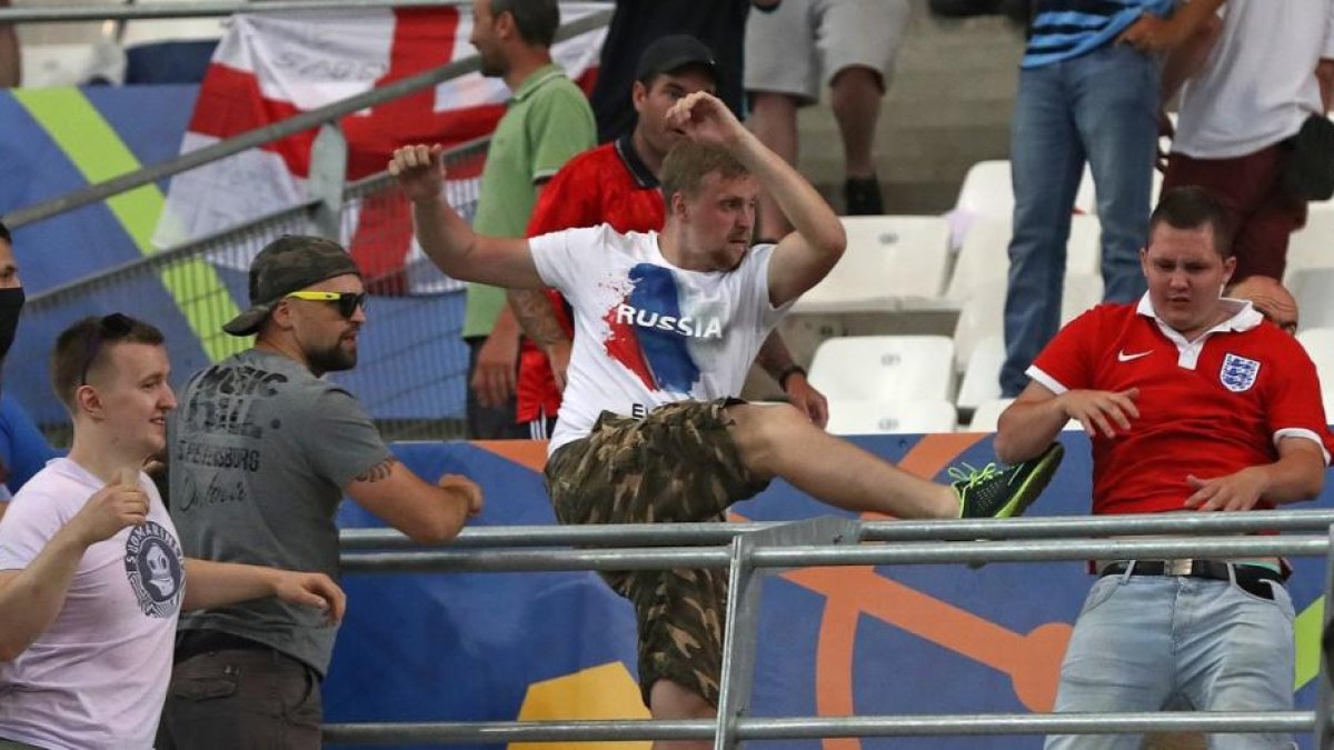 Un hincha ruso agrede a un aficionado inglés durante el partido de este sábado en Marsella.-AP