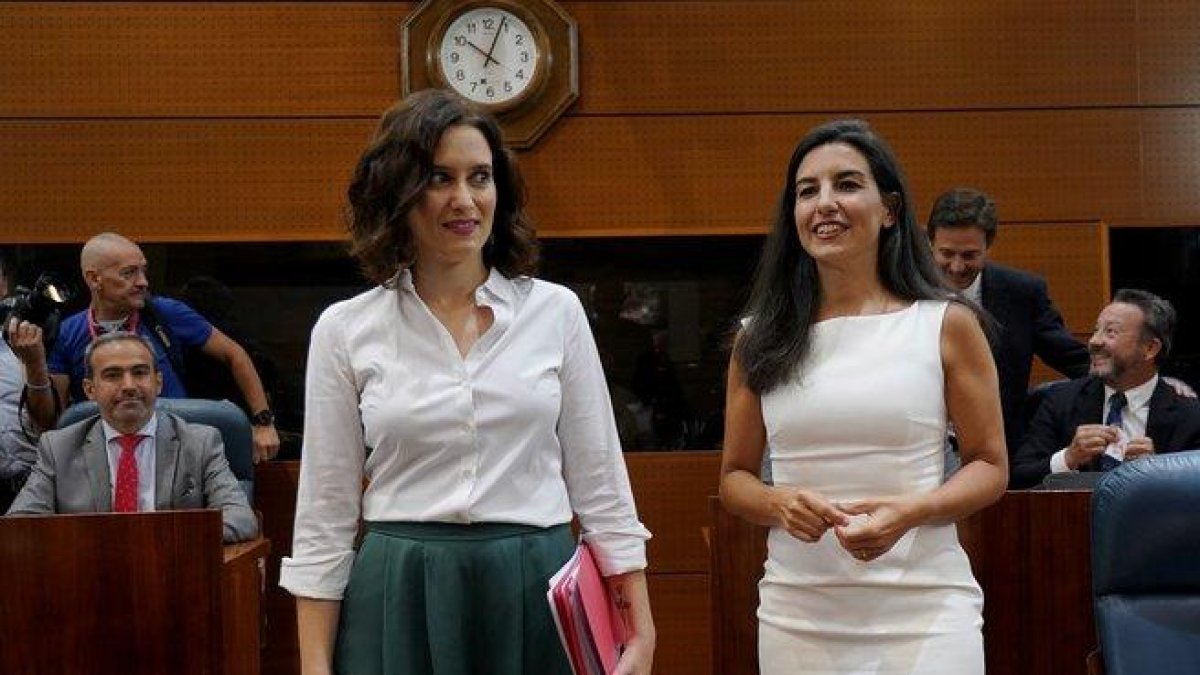 La presidenta de la Comunidad de Madrid, Díaz Ayuso (izquierda) y la portavoz de Vox en la Asamblea de Madrid, Rocío Monasterio (derecha).-JOSÉ LUIS ROCA