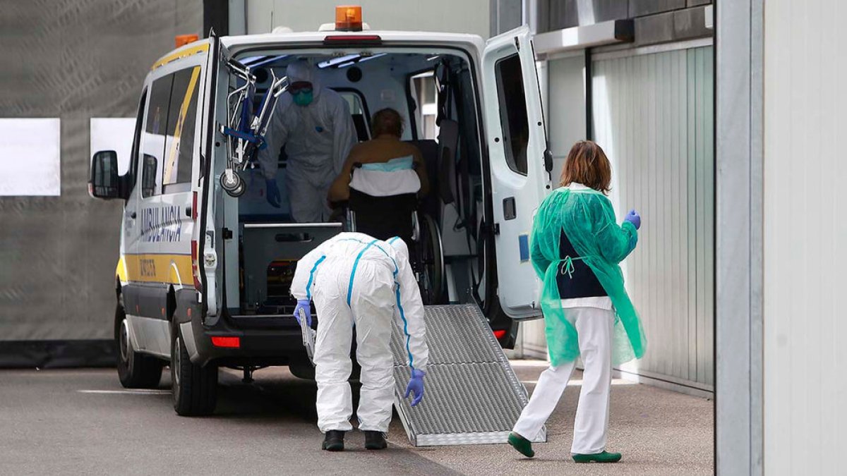 Dos sanitarios atienden a un enfermo de Covid. ECB