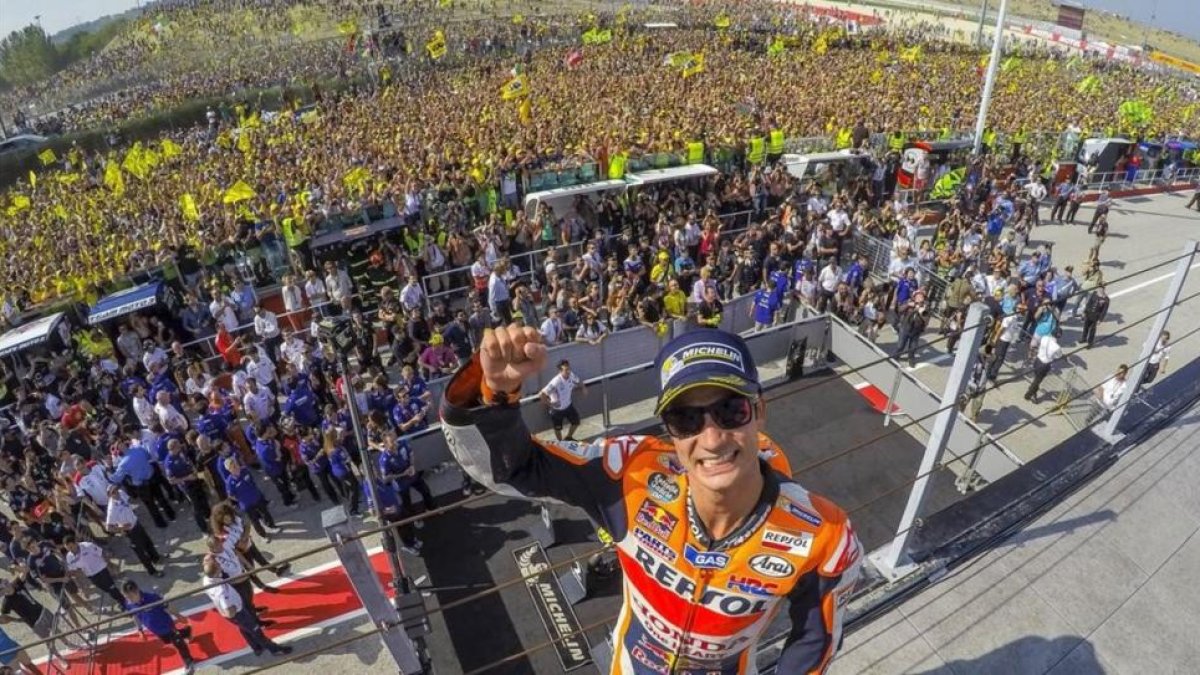 Dani Pedrosa celebra con la hinchada de Valentino Rossi a su espalda su victoria en Misano.-MOTOGP.COM