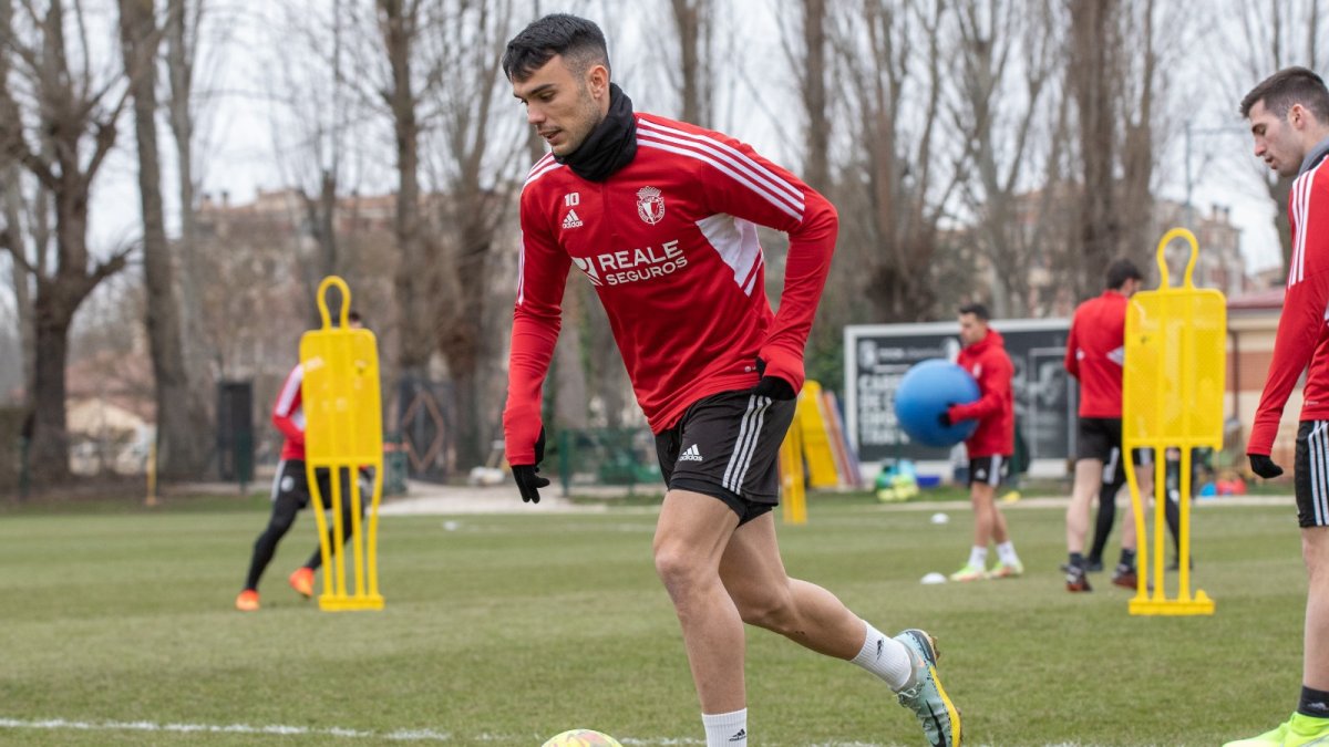El extremo catalán conduce el balón durante la sesión de ayer. ALBA DELGADO