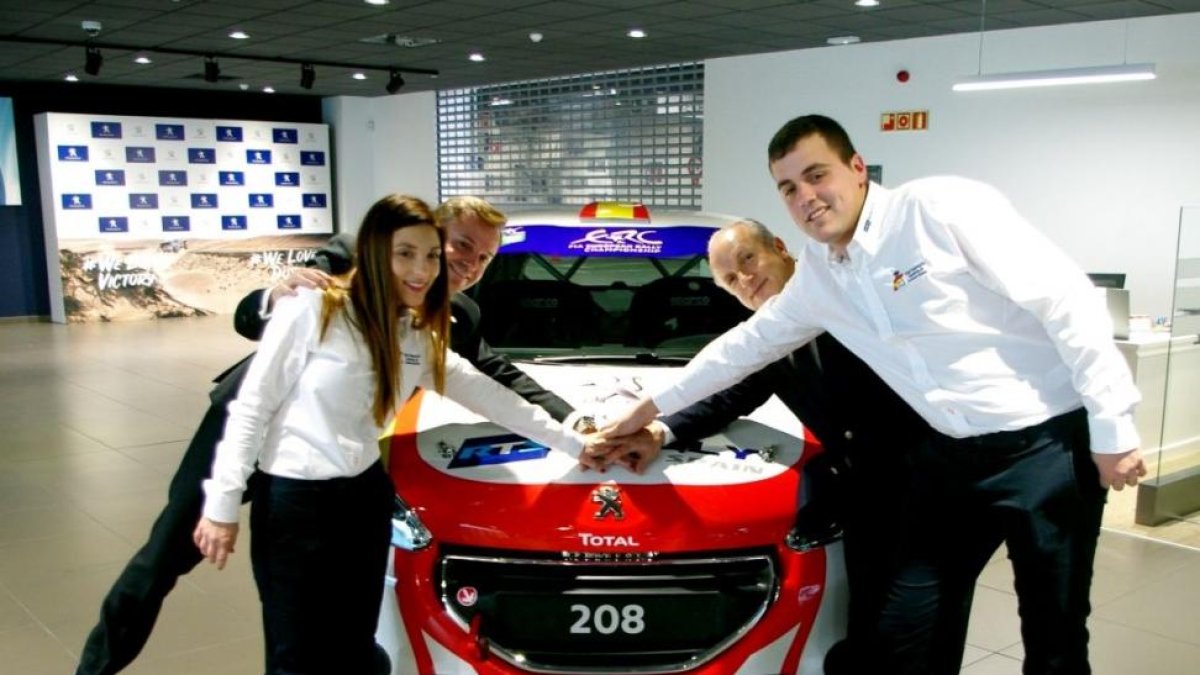 Efrén Llarena, derecha, posa con su nuevo coche.-FOTO CEDIDA POR EFREN LLARENA