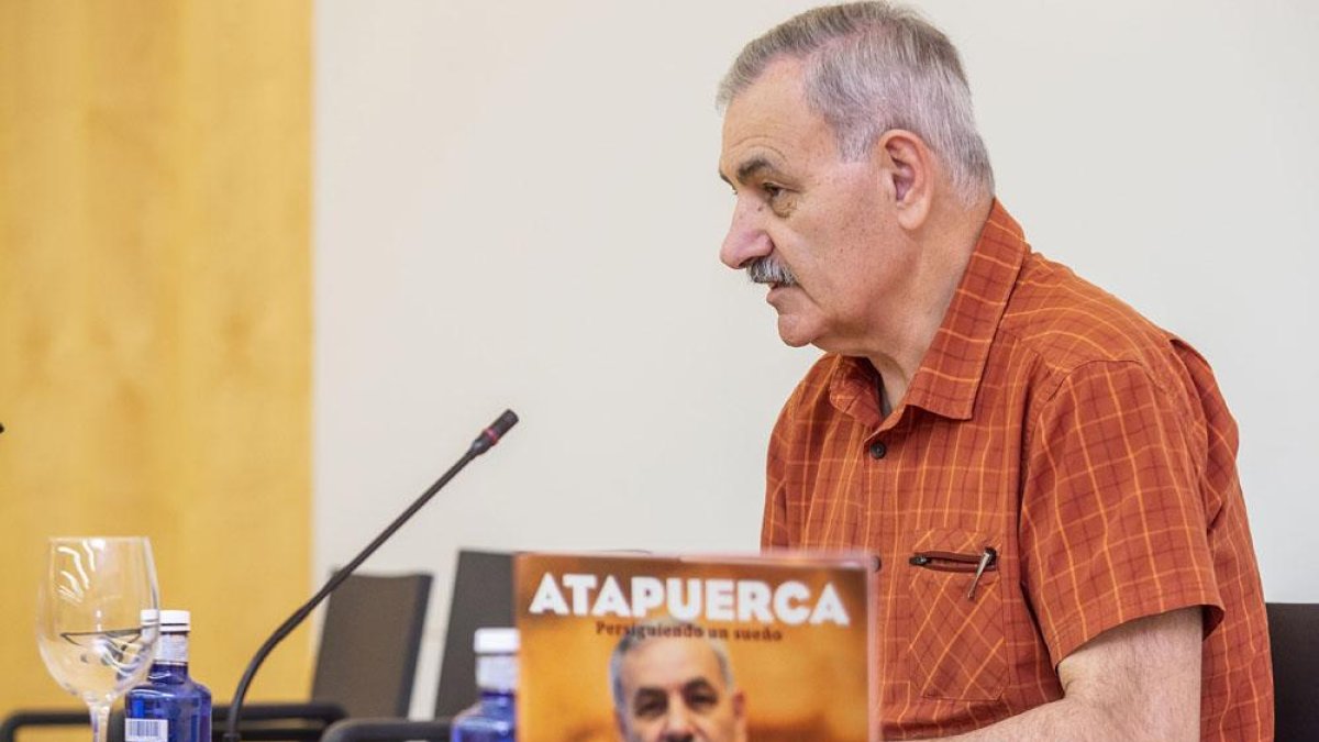José María Bermúdez de Castro durante un momento de la presentació de su libro.-SANTI OTERO