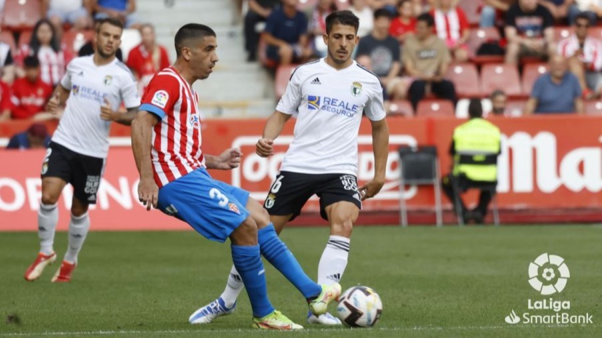 Raúl Navarro bloque el avance del sportinguista Cote por el perfil derecho, con Borja González al fondo. LALIGA