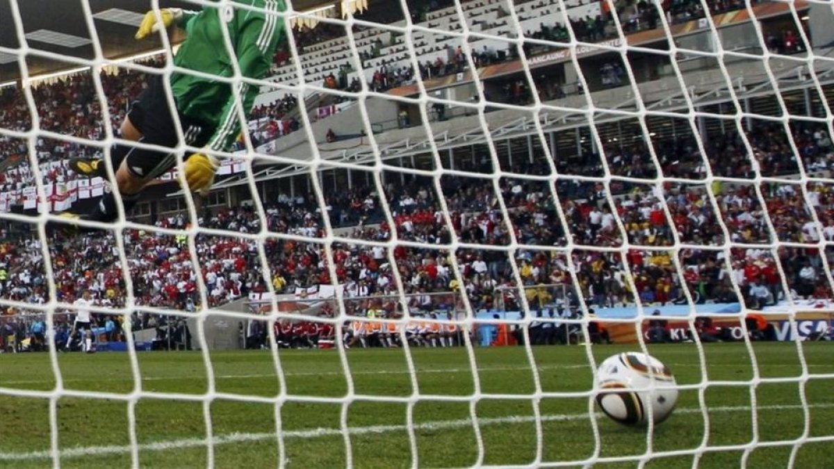 Imagen de un portero que observa como el balón se introduce en su portería.-EDDIE KEOGH / REUTERS