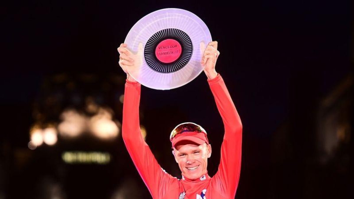 Chris Froome posa con el trofeo de ganador de la Vuelta 2017, el pasado septiembre en Madrid.-JOSE JORDAN (AFP)