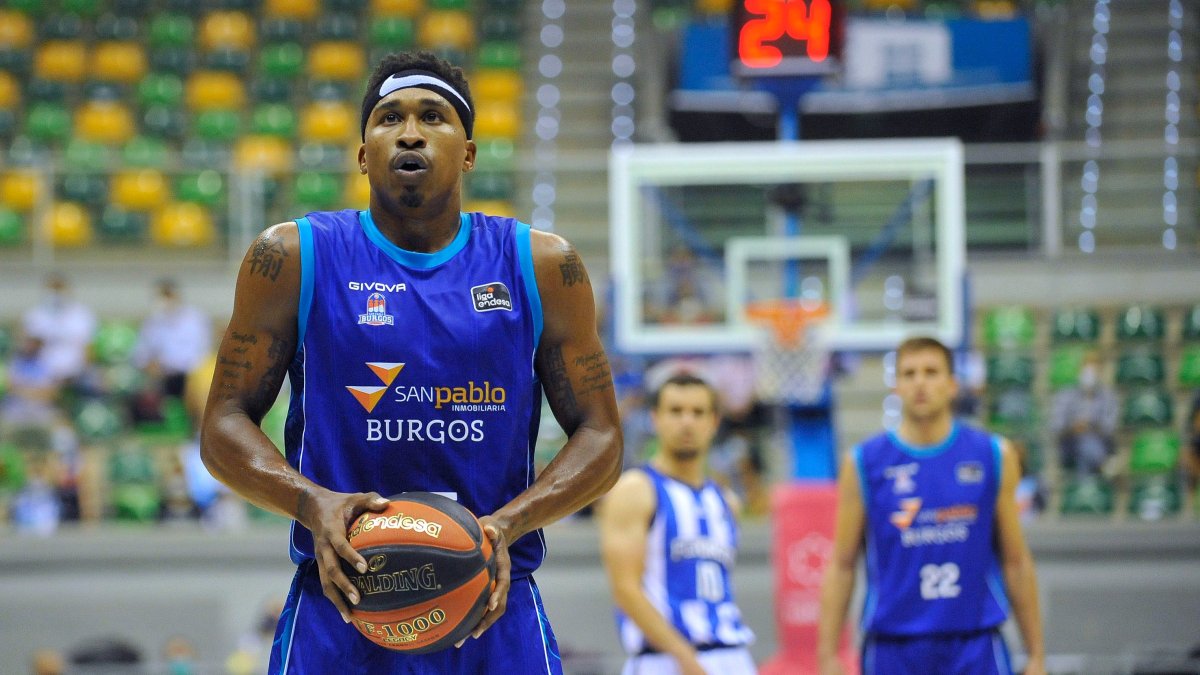 McGee se prepara para lanzar tiros libres. TOMÁS ALONSO