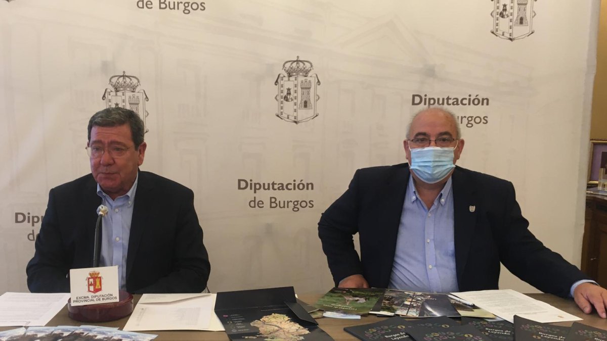 El presidente de la Diputación, César Rico, junto a Jesús María Sendino, en la presentación de 'Burgos de leyenda' y el folleto del Canal de Castilla. / RAÚL G. OCHOA
