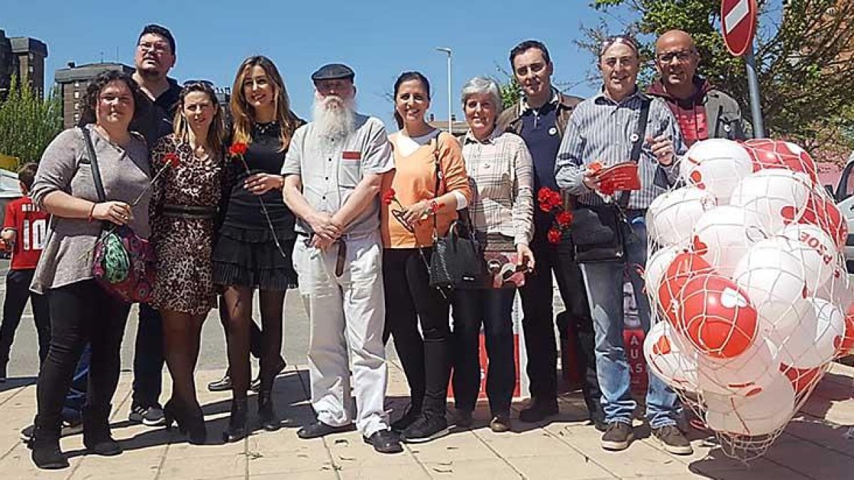 La secretaria provincial del PSOE, Esther Peña (centro), ayer, en Miranda de Ebro, junto a varios cargos y afiliados del partido en la ciudad.-ECB
