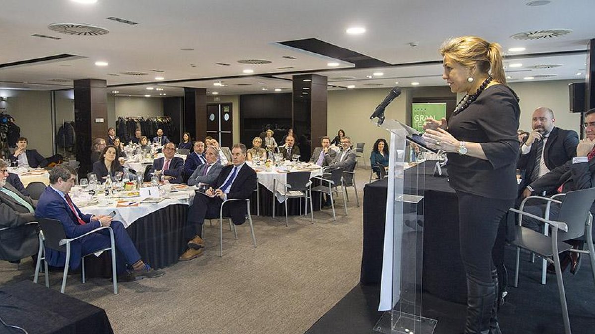 Intervención de la vicepresidenta y consejera de Economía y Empleo de la Junta, Rosa Valdeón, en el Club de Prensa que se desarrolló en el hotel Silken de Burgos.-ISRAEL L. MURILLO