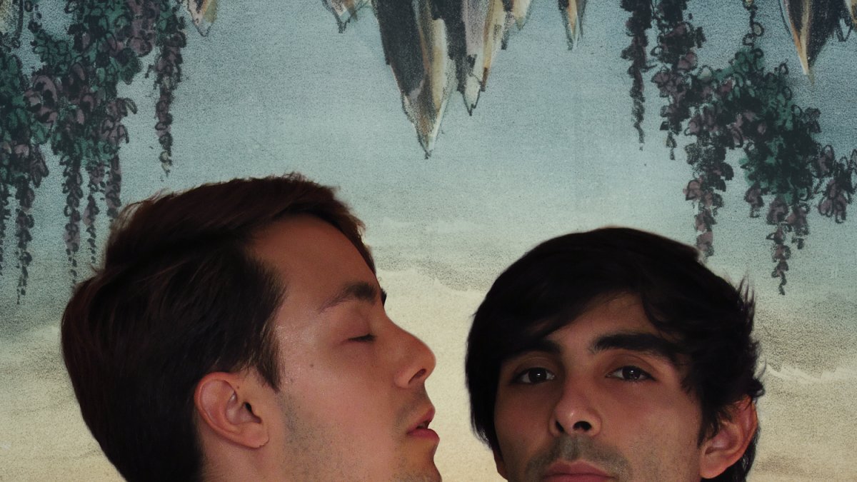 Los autores de la novela posan con un ejemplar. ECB