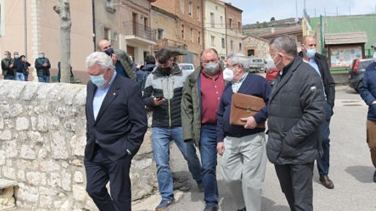 Delgado junto a otros cargos públicos de Cs en Tórtoles de Esgueva. ICAL