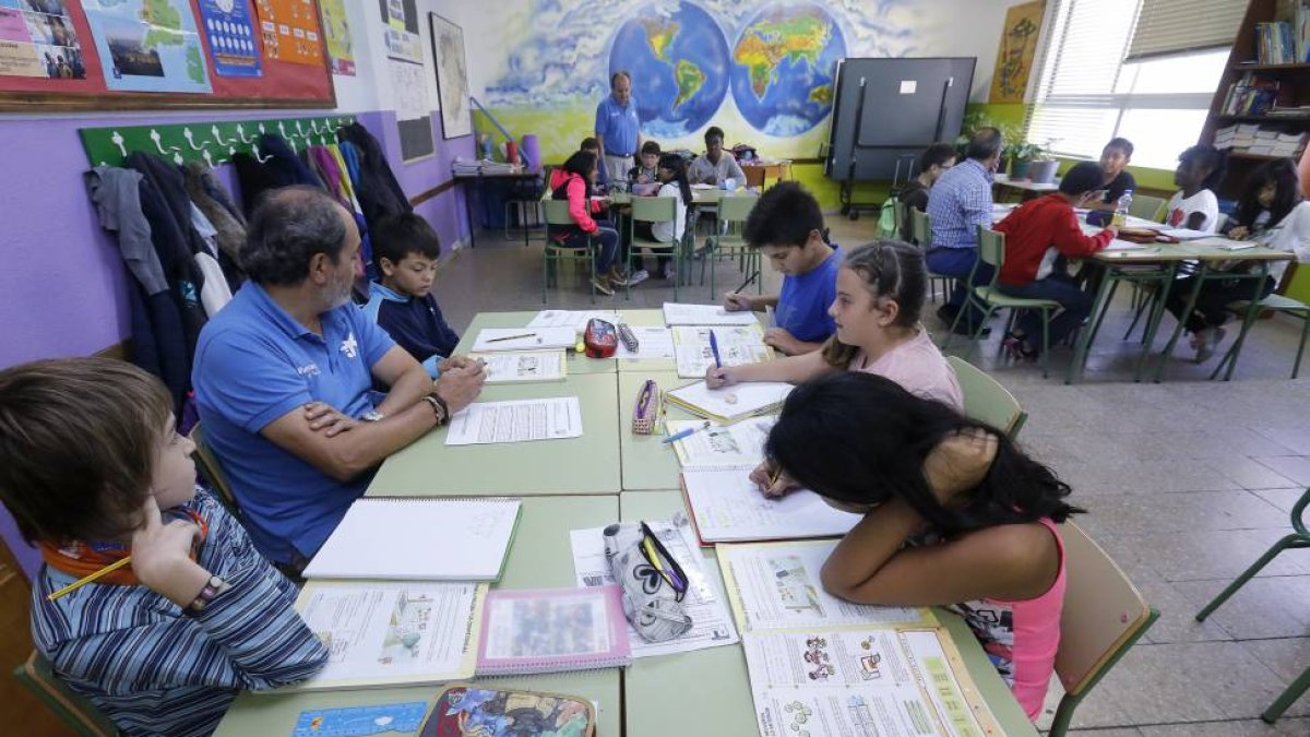 Un día a la semana y durante dos horas, los voluntarios entran en las aulas y la profesora organiza la clase en grupos de entre cuatro y cinco alumnos.-RAÚL G. OCHOA