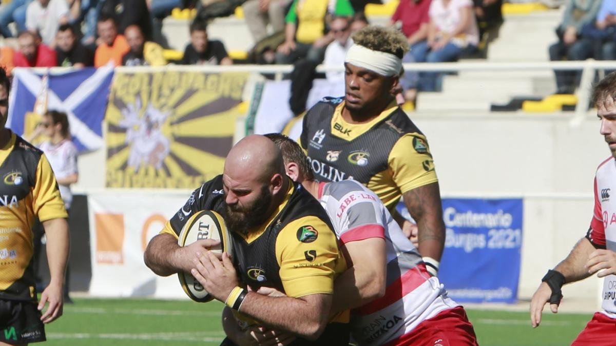 Pisapia protege la posesión del oval durante un partido.-RAÚL OCHOA