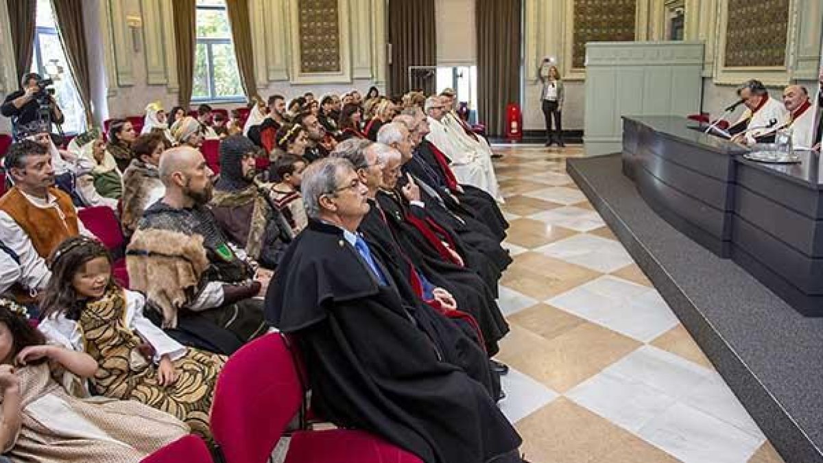 La Sala Polisón acogió la lectura del capítulo testimonial acerca del 925 aniversario de la entrada del Cid en Valencia.-SANTI OTERO