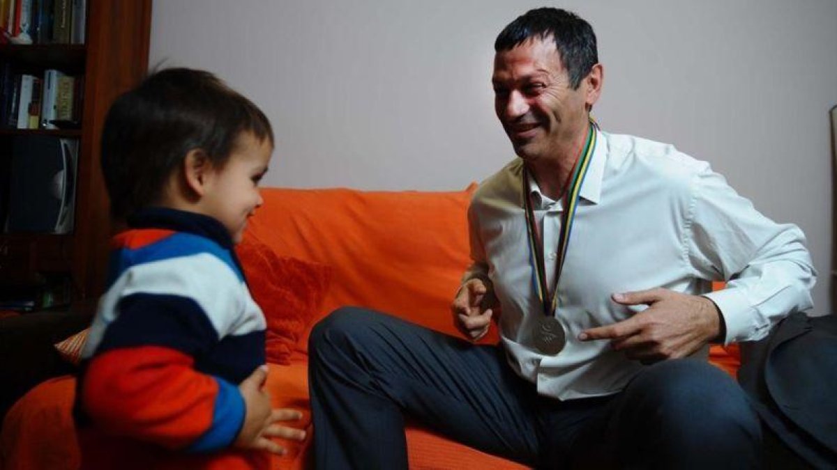 Antonio Peñalver, con su hijo en su casa de Murcia.-JORDI COTRINA