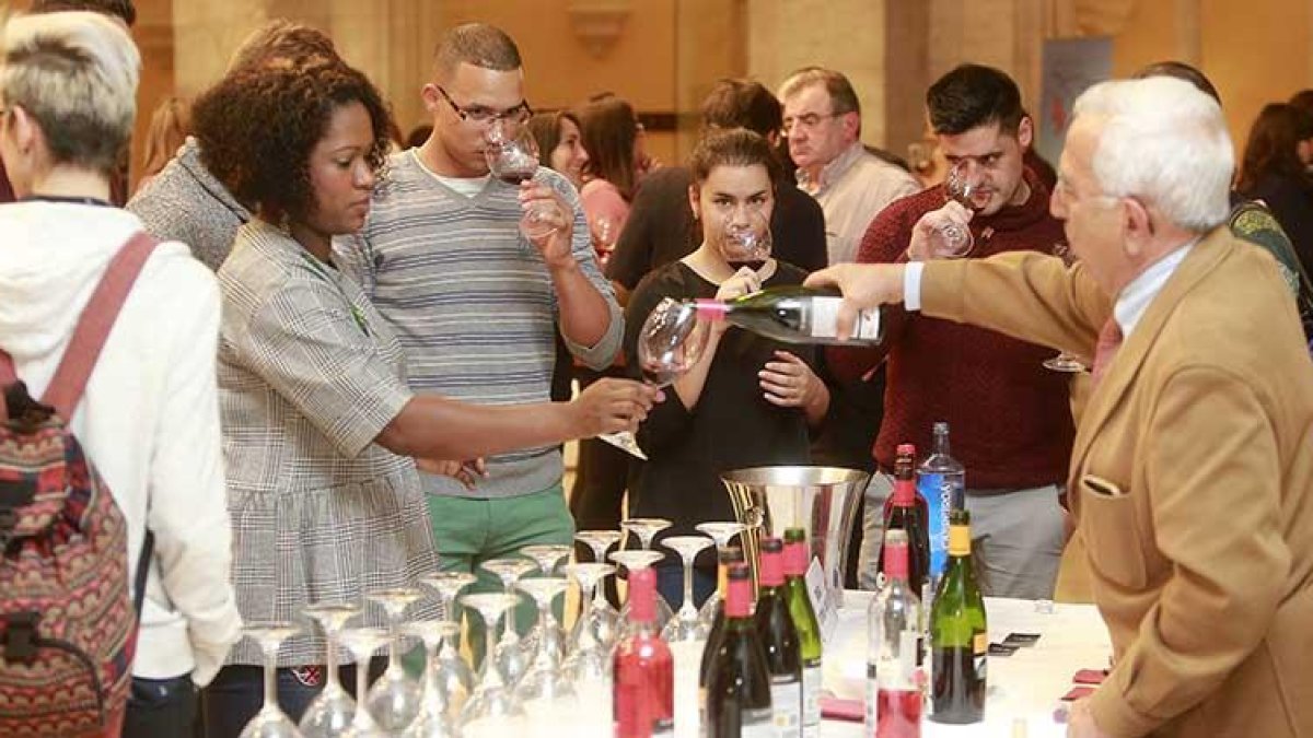 Varios asistentes, entre ellos la presidenta de la Asociación de Sumilleres de Burgos, catan los vinos de la Denominación de Origen Arlanza en el hotel NH Collection.-RAÚL G. OCHOA