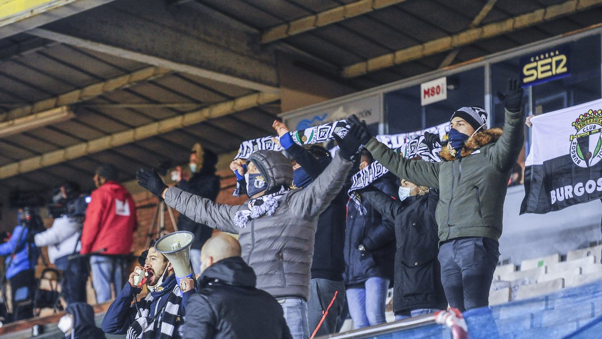 Un grupo de peñistas del Burgos CF siguió el choque contra el Numancia en las gradas de Tribuna. ISRAEL L. MURILLO