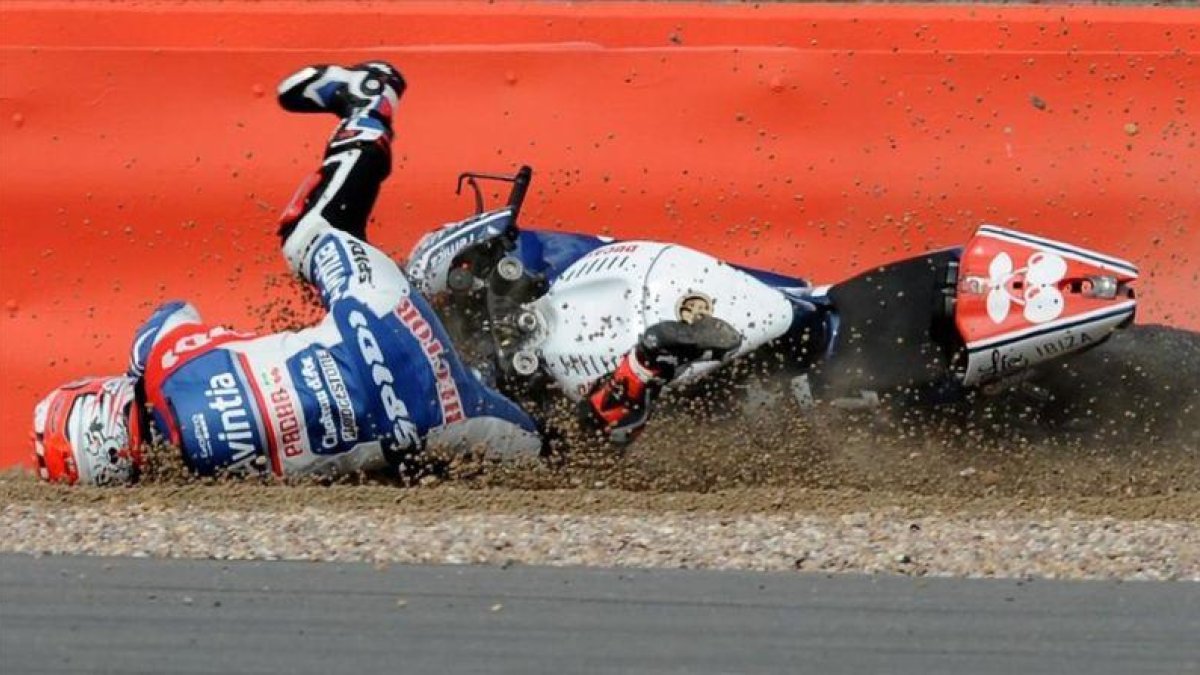 Héctor Barberá cae de su moto en Silverstone (2015).-AP / RUI VIEIRA
