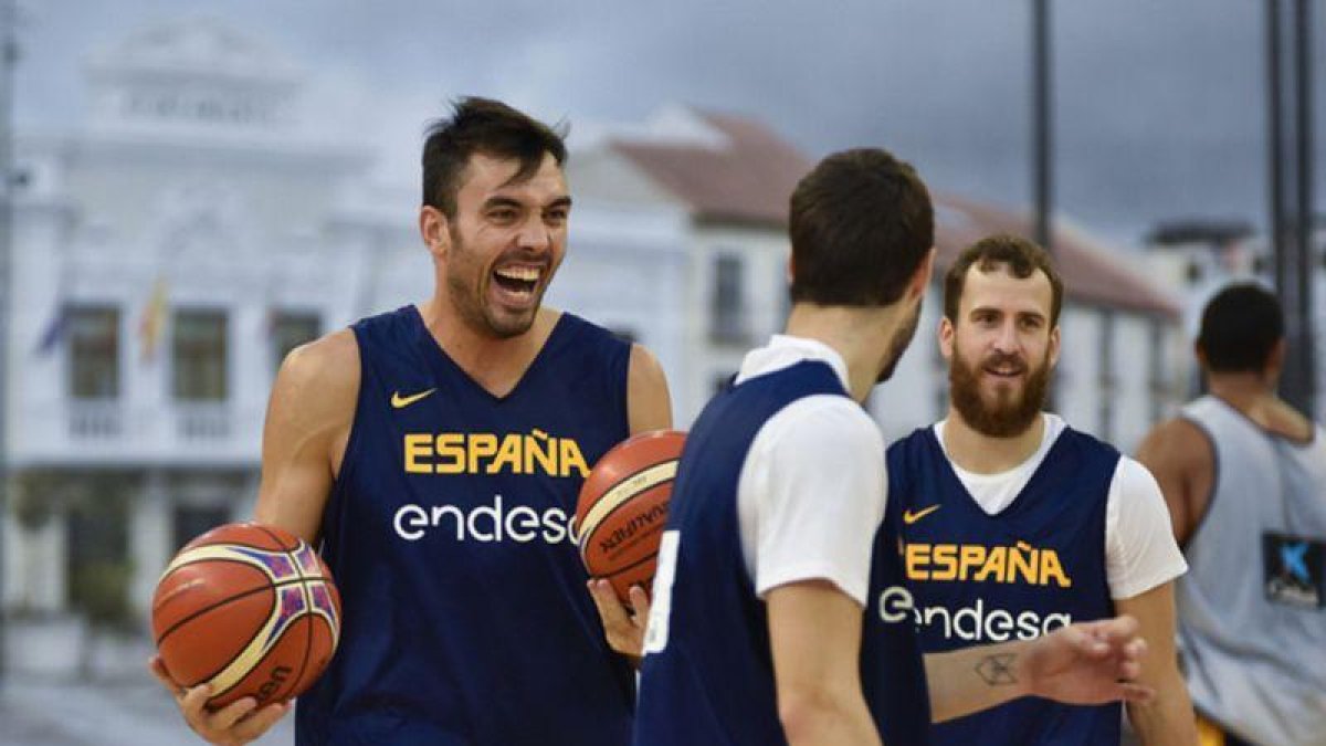 El azulgrana Oriola sonríe junto a Sergio Rodríguez, en un entrenamiento de esta semana-FEB