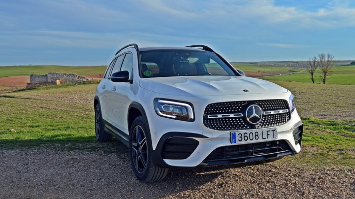 Nuestra unidad de prueba montaba la, ya famosa, rejilla de aspecto diamantado con el gran logo de la estrella en el centro, flanqueada por sendos apliques cromados. Los faros son de nuevo diseño. HÉCTOR FUSTEL