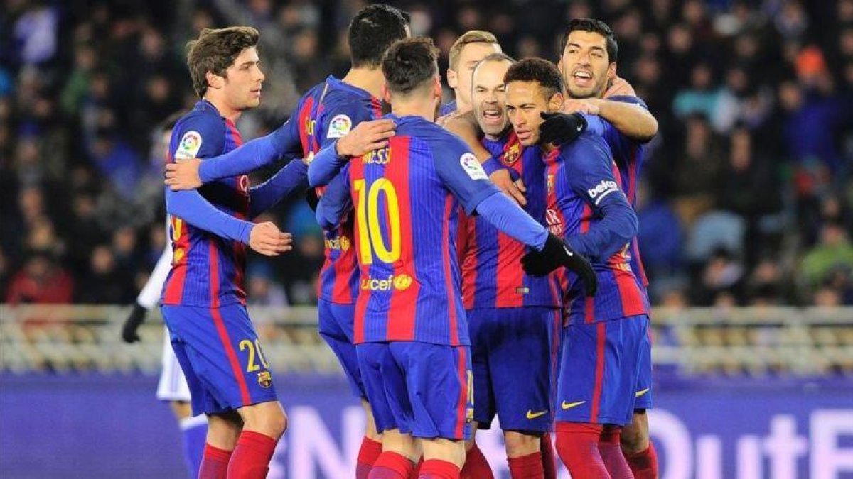Los jugadores del Barça festejan el gol de Neymar ante la Real Sociedad.-AFP / ANDER GILLENEA