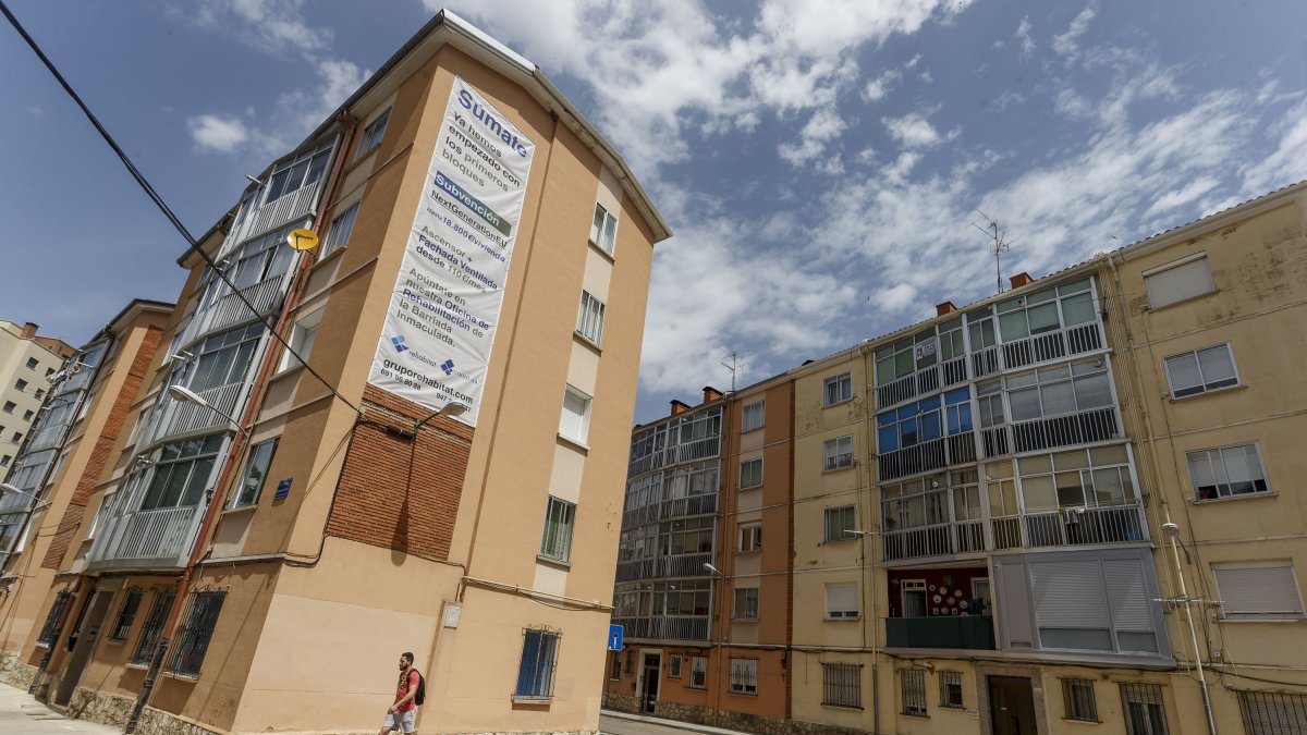 Un hombre camina por la Barriada Inmaculada, en Burgos, donde se trabaja en la rehabilitación energética del barrio. SANTI OTERO.