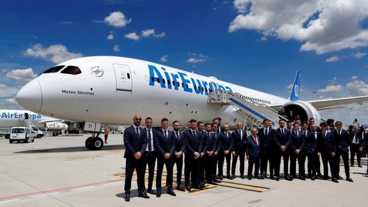 Posado en el aeropuerto Adolfo Suárez de la expedición española con destino a Rusia.-STRINGER
