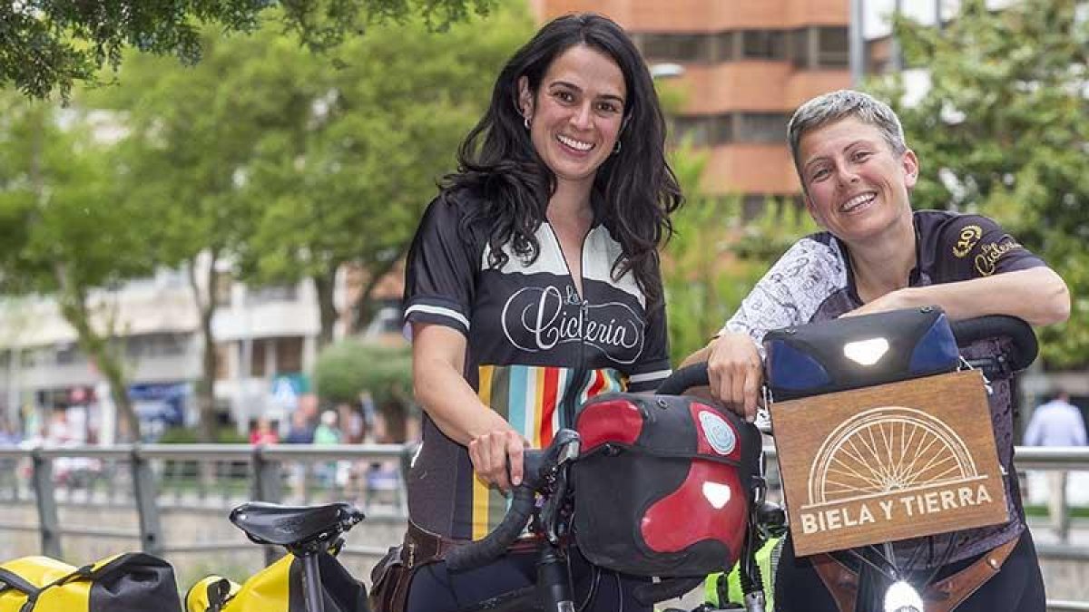 Ana Santidrián y Edurne Caballero estuvieron ayer en Burgos.-SANTI OTERO