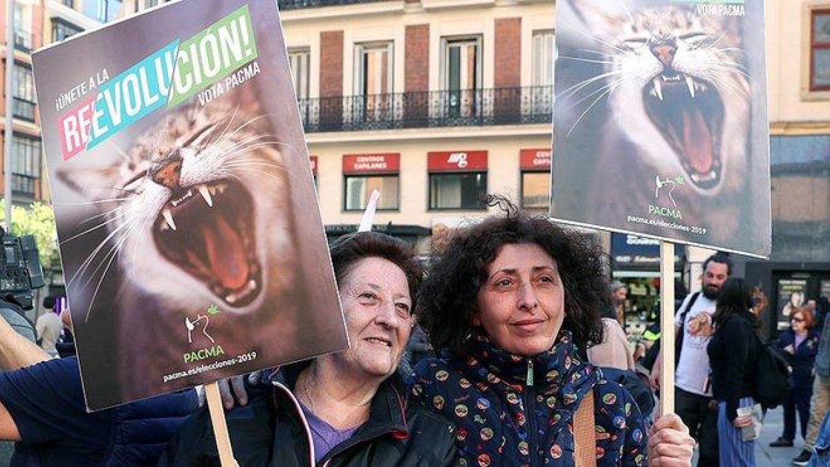 Simpatizantes del PACMA, en un acto del partido en Madrid durante la campaña de las elecciones generales 2019. /-KIKO HUESCA (EFE)