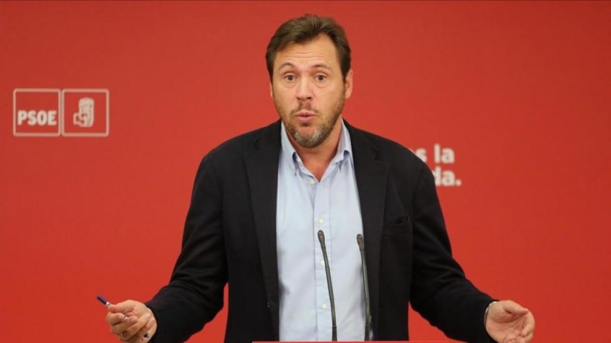 El portavoz del PSOE, Óscar Puente, este lunes en la sede del partido.-JUAN MANUEL PRATS