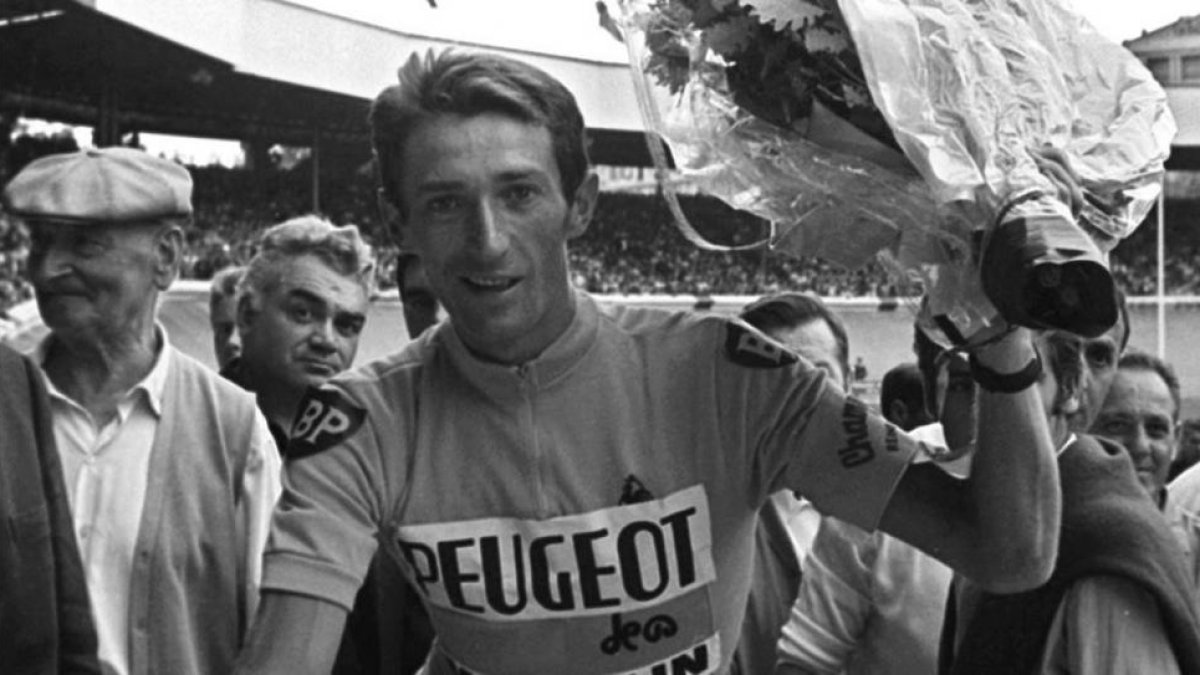 Roger Pingeon posa en el velódromo del Parque de los Príncipes tras ganar el Tour de Francia de 1967.-AFP