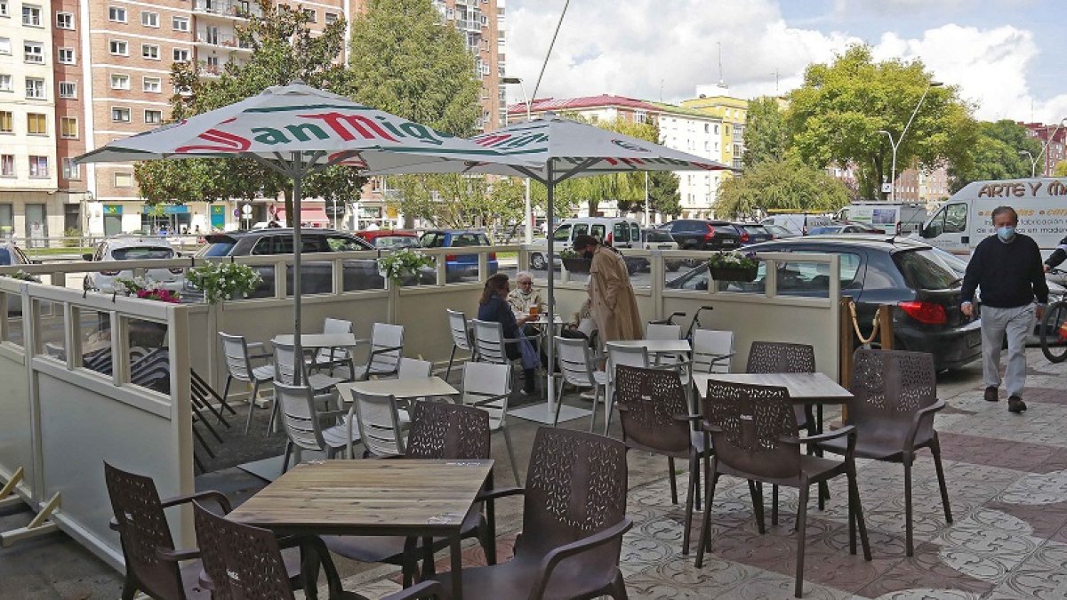 El PSOE no permitirá que las instalaciones de terraza que ocupan plazas de aparcamiento sean permanentes en toda la ciudad, salvo en aquellas calles incluidas en el plan de peatonalización. RAÚL OCHOA