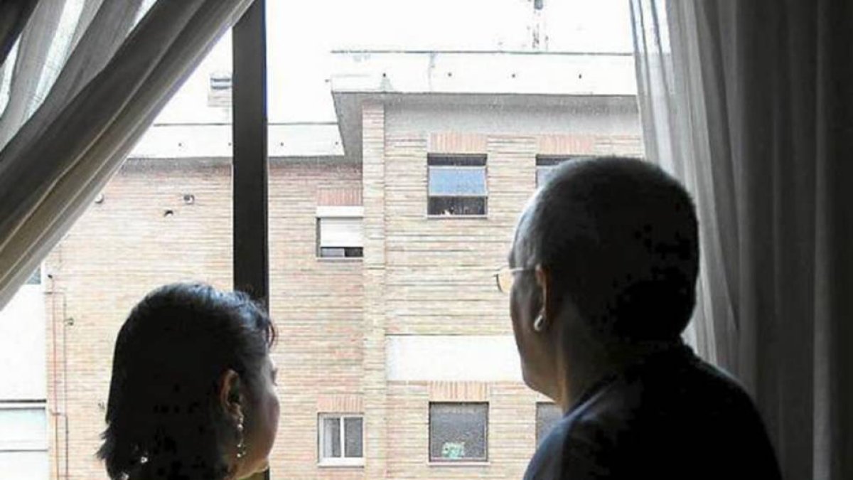 El paro les obliga a abandonar sus espacios de ocio y «se quedan solos»-MONTSE ÁLVAREZ