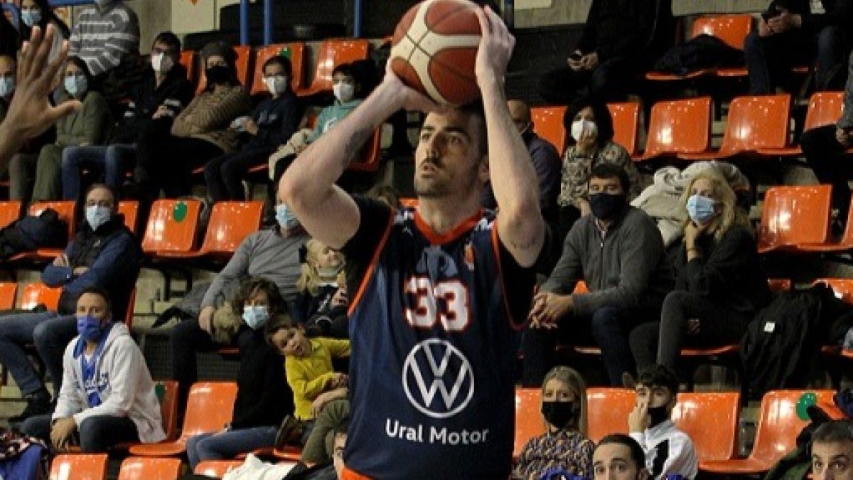 Alberto Alonso lanza a canasta. CB TIZONA