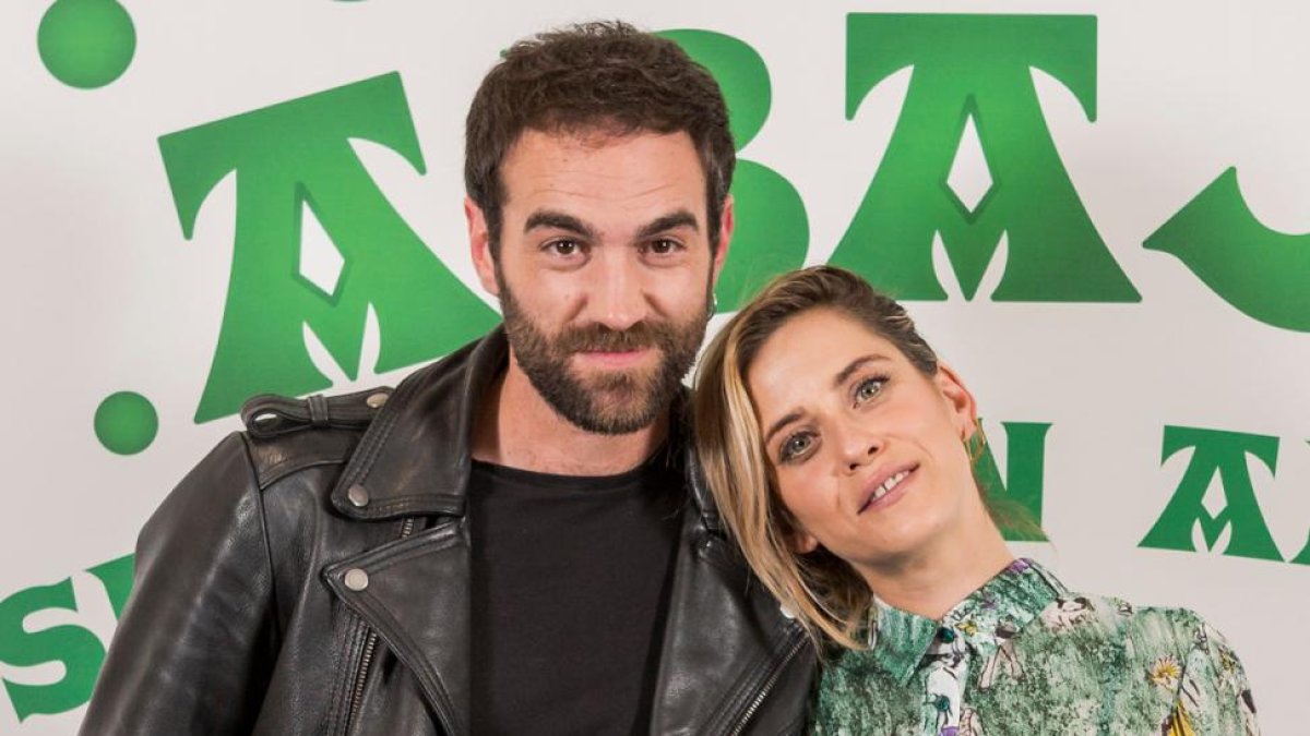 Jon Plazaola y María León, protagonistas de 'Allí abajo', en la presentación de la serie de Antena 3 en San Sebastián.-