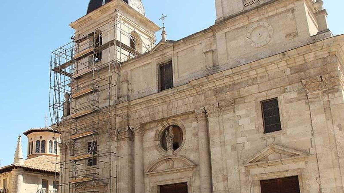 El temporal daño de forma notable las cubiertas de las dos torres de la excolegiata.-G. GONZÁLEZ